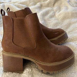 Mia Chelsea Boot never worn!